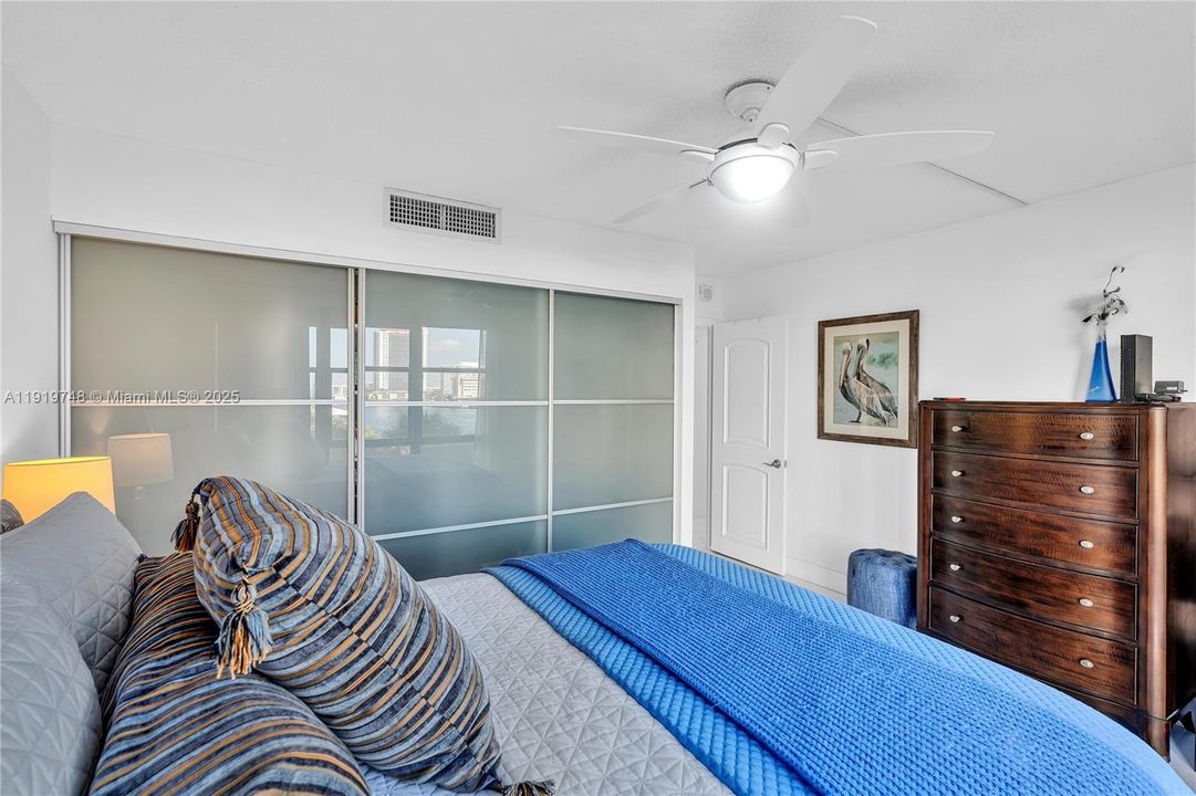 En Venta: $599,000 (2 camas, 2 baños, 1360 Pies cuadrados)