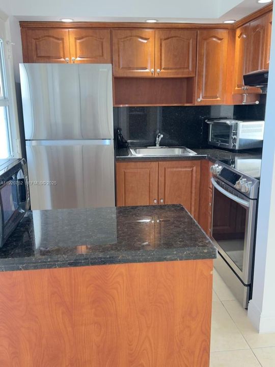 For Sale: $250,000 (1 beds, 1 baths, 768 Square Feet)