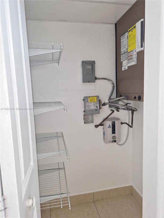 For Sale: $250,000 (1 beds, 1 baths, 768 Square Feet)