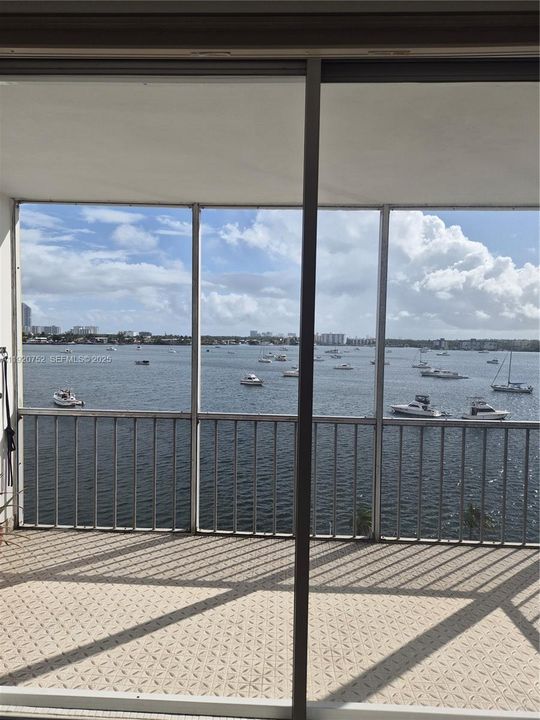 For Sale: $250,000 (1 beds, 1 baths, 768 Square Feet)