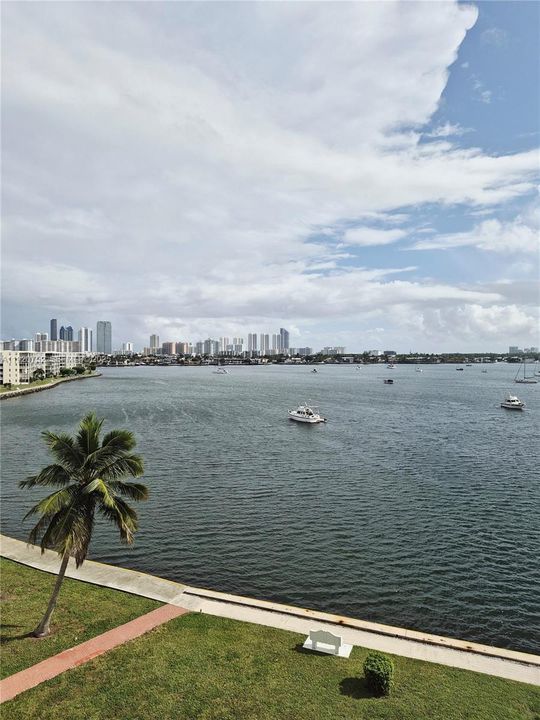 For Sale: $250,000 (1 beds, 1 baths, 768 Square Feet)