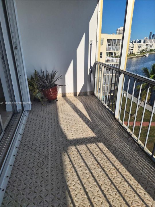 For Sale: $250,000 (1 beds, 1 baths, 768 Square Feet)