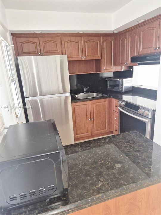 For Sale: $250,000 (1 beds, 1 baths, 768 Square Feet)