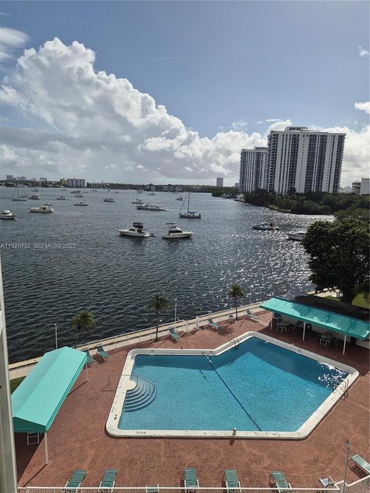 For Sale: $250,000 (1 beds, 1 baths, 768 Square Feet)