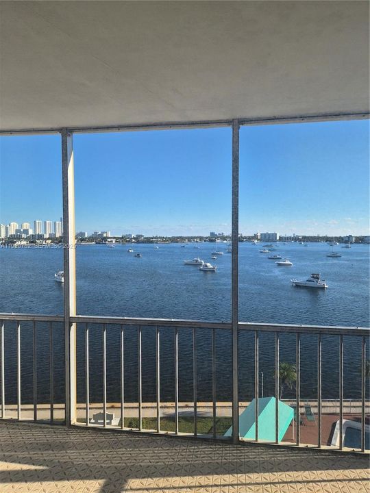 For Sale: $250,000 (1 beds, 1 baths, 768 Square Feet)