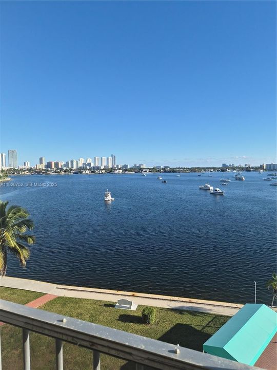 For Sale: $250,000 (1 beds, 1 baths, 768 Square Feet)