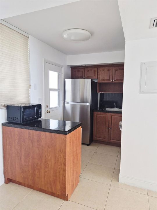 For Sale: $250,000 (1 beds, 1 baths, 768 Square Feet)