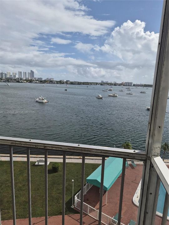 For Sale: $250,000 (1 beds, 1 baths, 768 Square Feet)