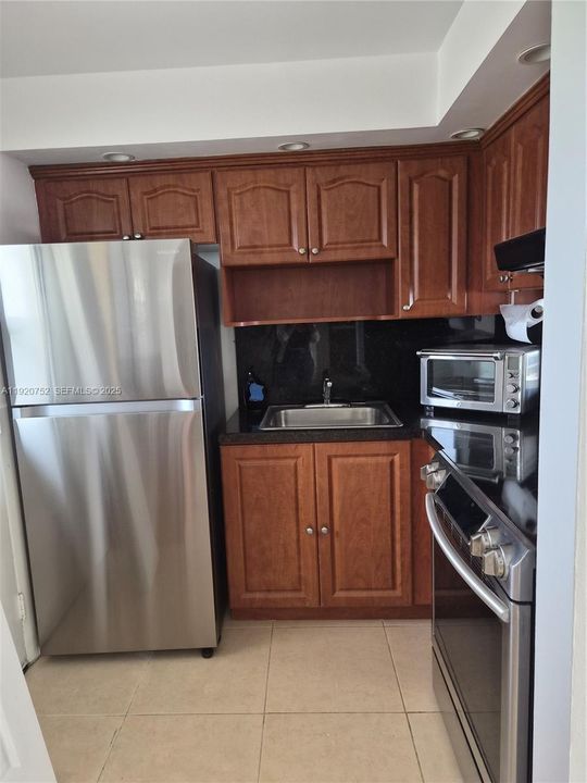 For Sale: $250,000 (1 beds, 1 baths, 768 Square Feet)
