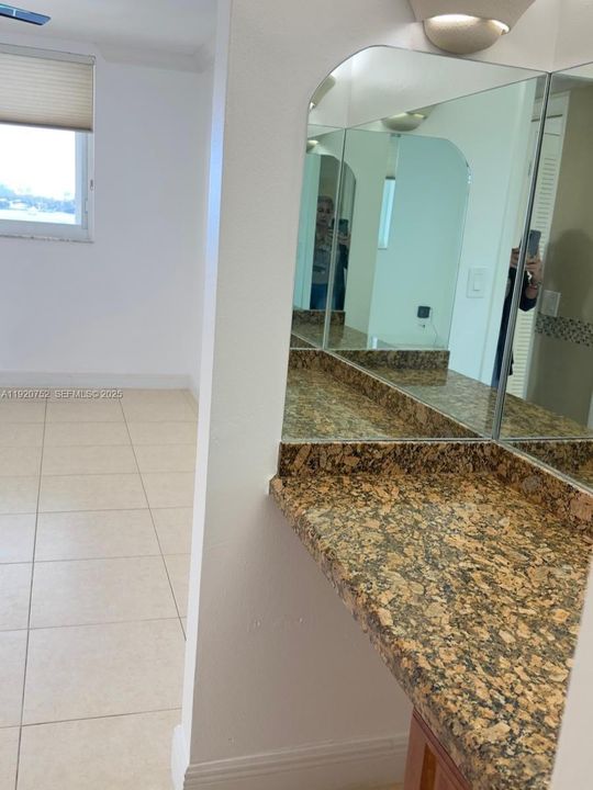 For Sale: $250,000 (1 beds, 1 baths, 768 Square Feet)