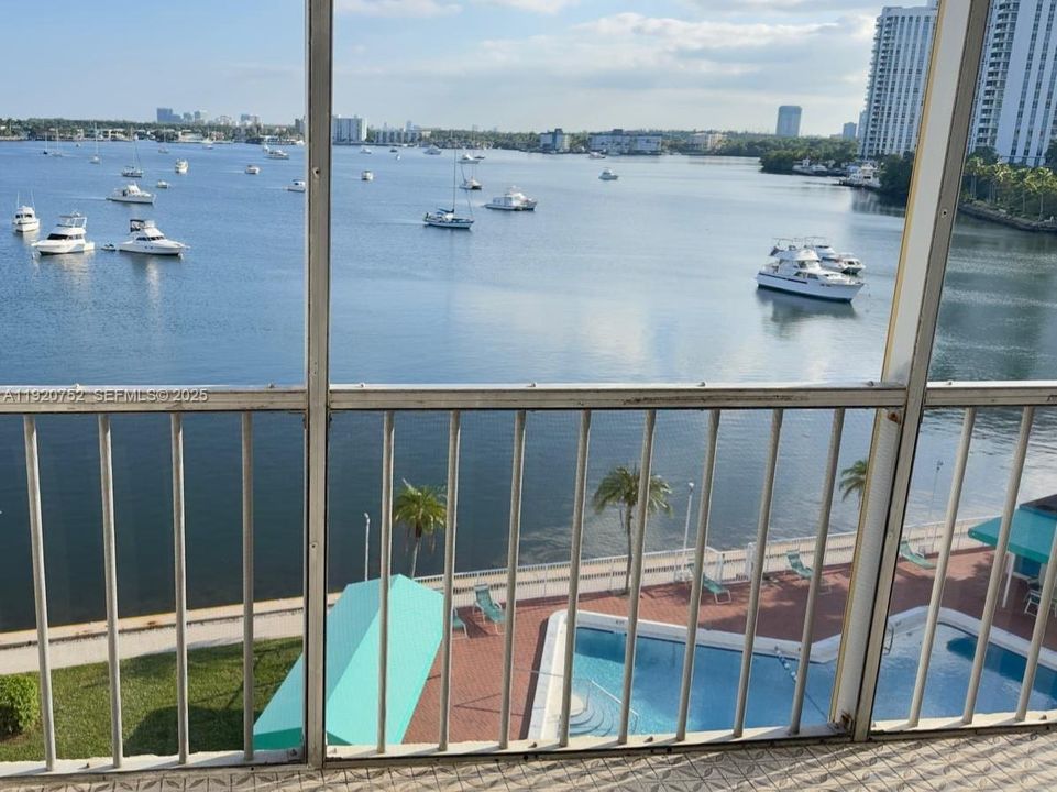 For Sale: $250,000 (1 beds, 1 baths, 768 Square Feet)