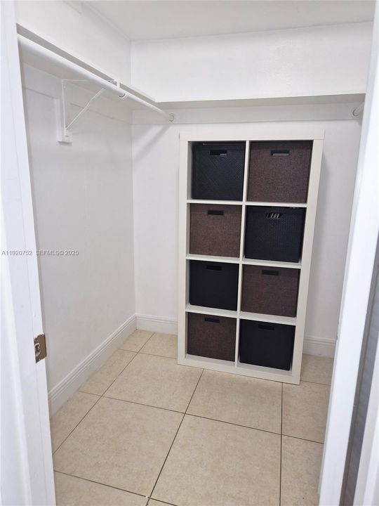 For Sale: $250,000 (1 beds, 1 baths, 768 Square Feet)