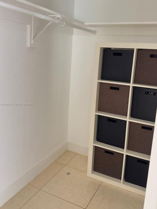 For Sale: $250,000 (1 beds, 1 baths, 768 Square Feet)