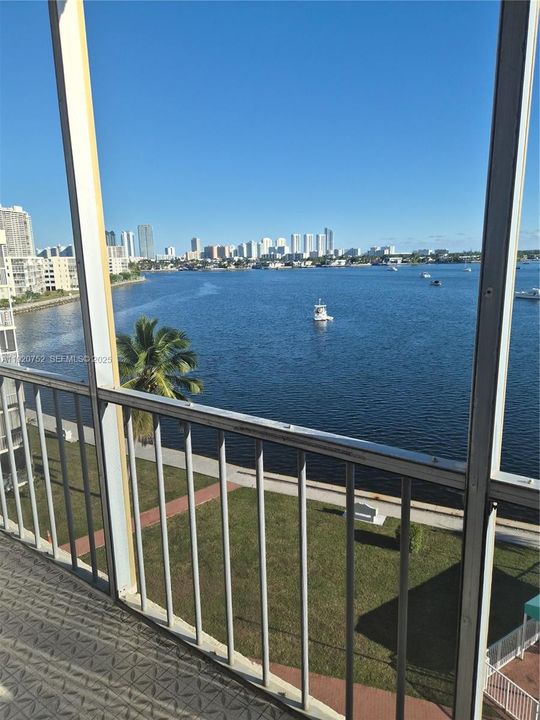 For Sale: $250,000 (1 beds, 1 baths, 768 Square Feet)