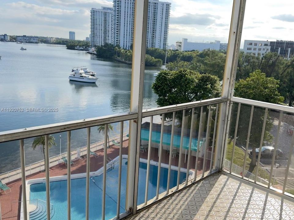 For Sale: $250,000 (1 beds, 1 baths, 768 Square Feet)