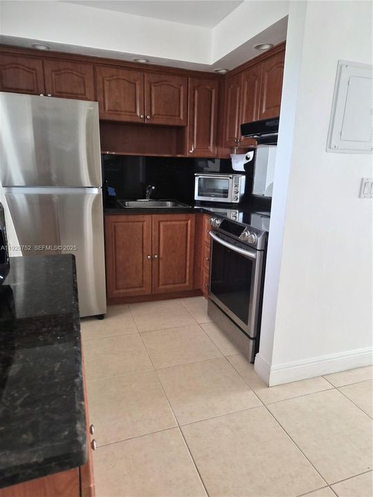 For Sale: $250,000 (1 beds, 1 baths, 768 Square Feet)