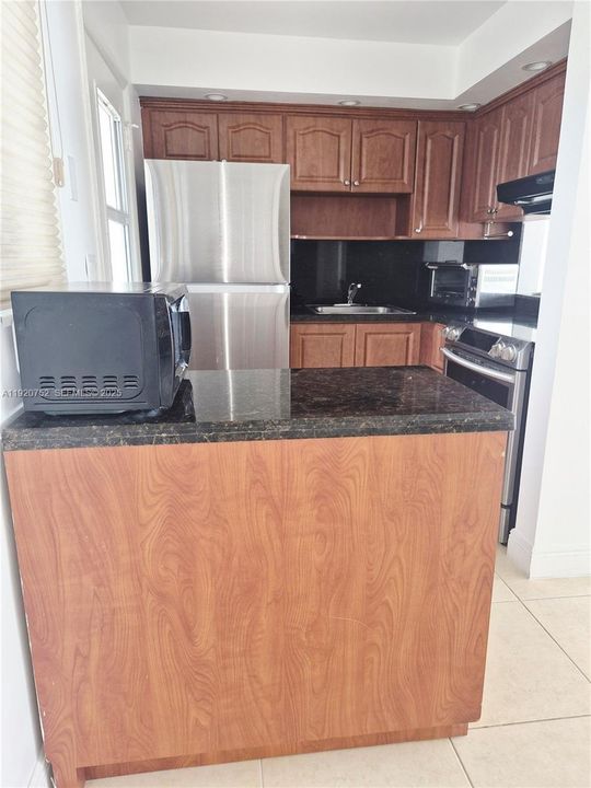 For Sale: $250,000 (1 beds, 1 baths, 768 Square Feet)