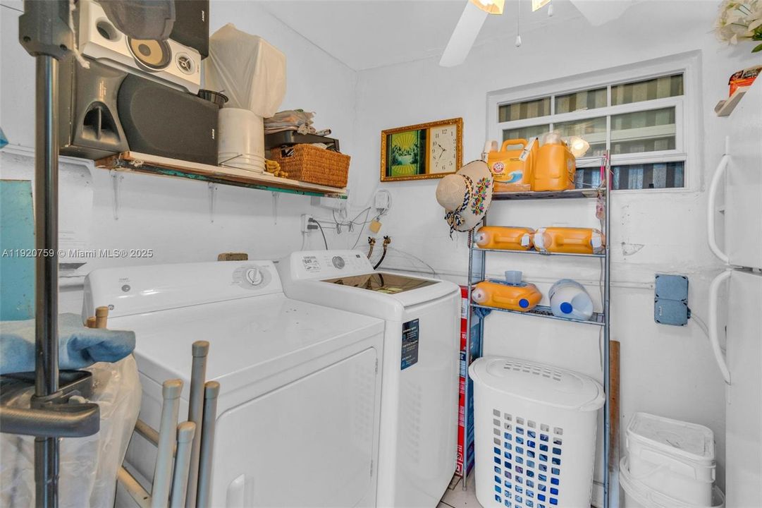 For Sale: $550,000 (2 beds, 2 baths, 1074 Square Feet)