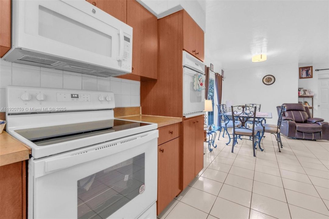 For Sale: $550,000 (2 beds, 2 baths, 1074 Square Feet)