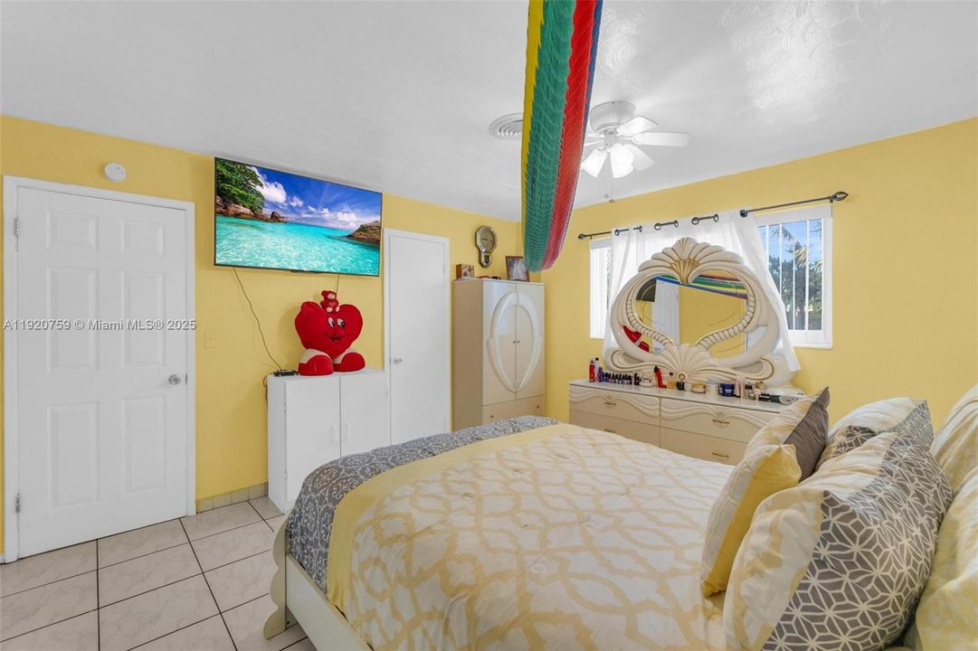 For Sale: $550,000 (2 beds, 2 baths, 1074 Square Feet)