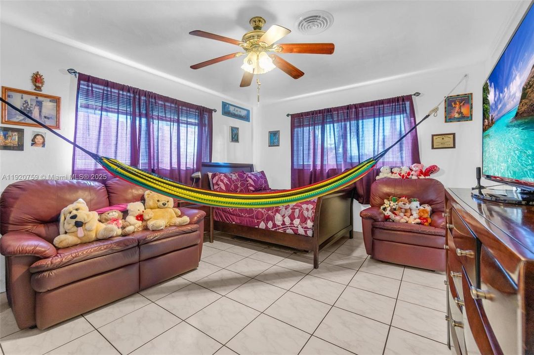 For Sale: $550,000 (2 beds, 2 baths, 1074 Square Feet)