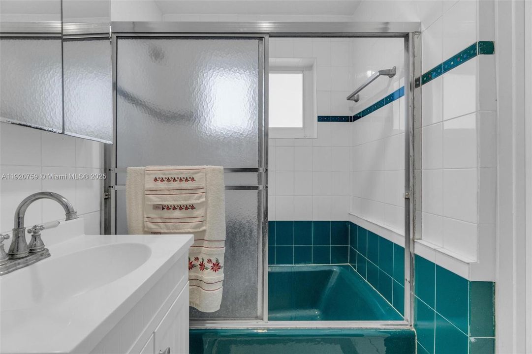 For Sale: $550,000 (2 beds, 2 baths, 1074 Square Feet)