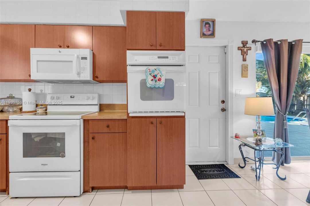 For Sale: $550,000 (2 beds, 2 baths, 1074 Square Feet)