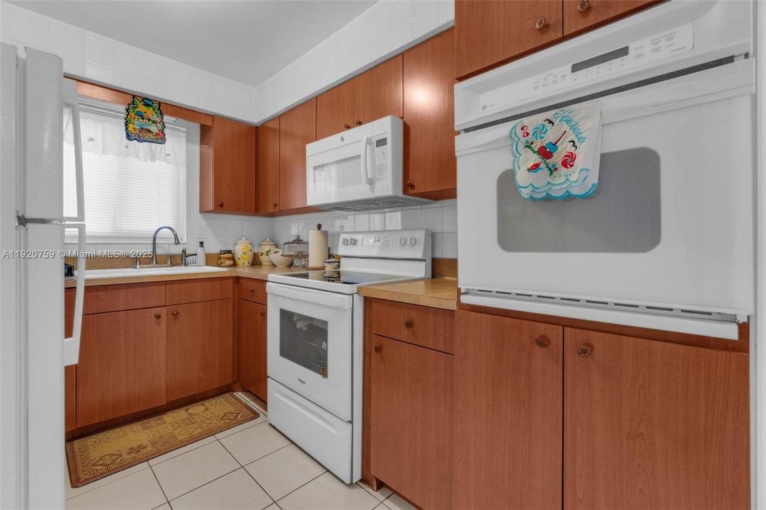 For Sale: $550,000 (2 beds, 2 baths, 1074 Square Feet)