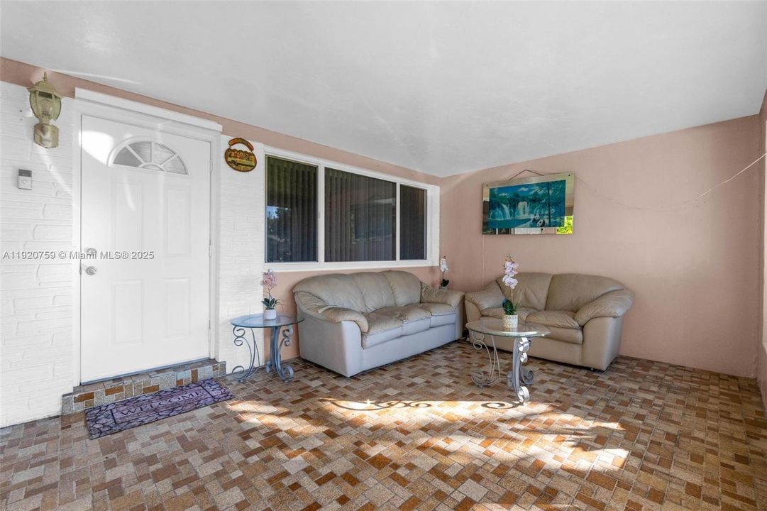 For Sale: $550,000 (2 beds, 2 baths, 1074 Square Feet)