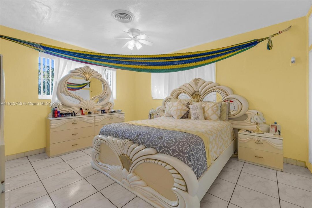 For Sale: $550,000 (2 beds, 2 baths, 1074 Square Feet)