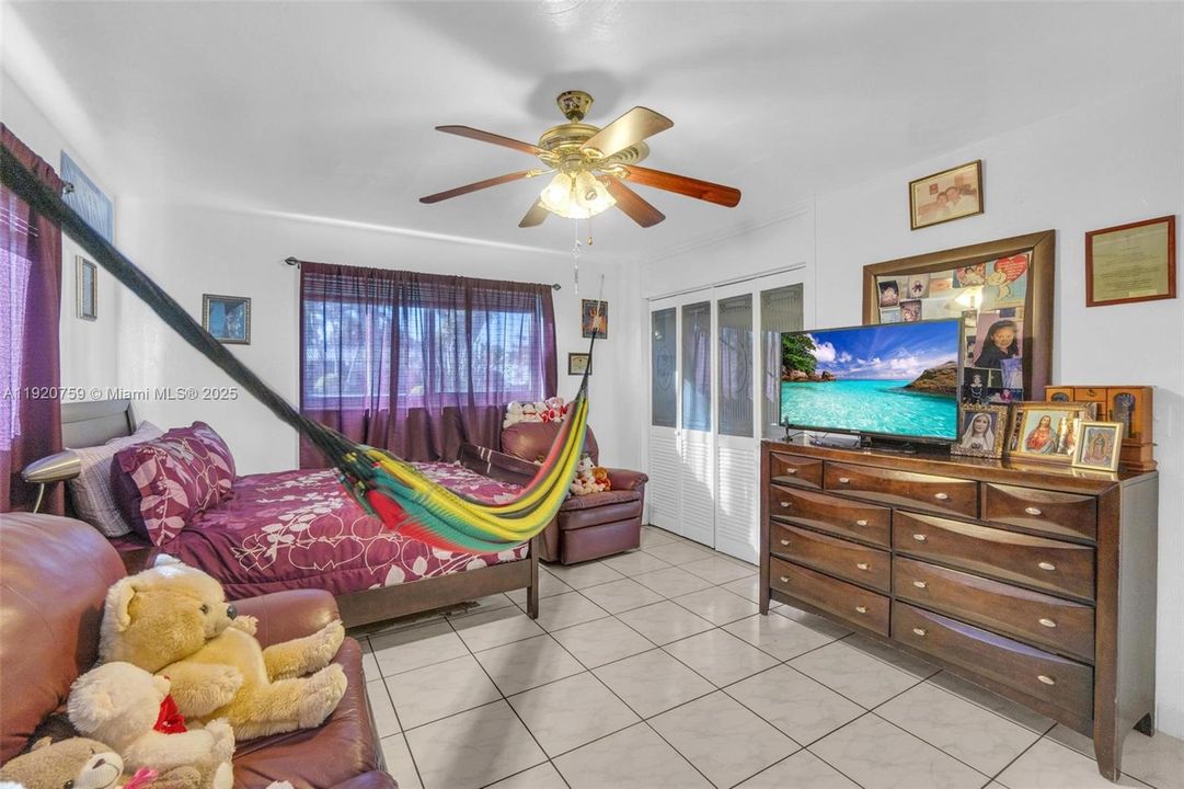 For Sale: $550,000 (2 beds, 2 baths, 1074 Square Feet)