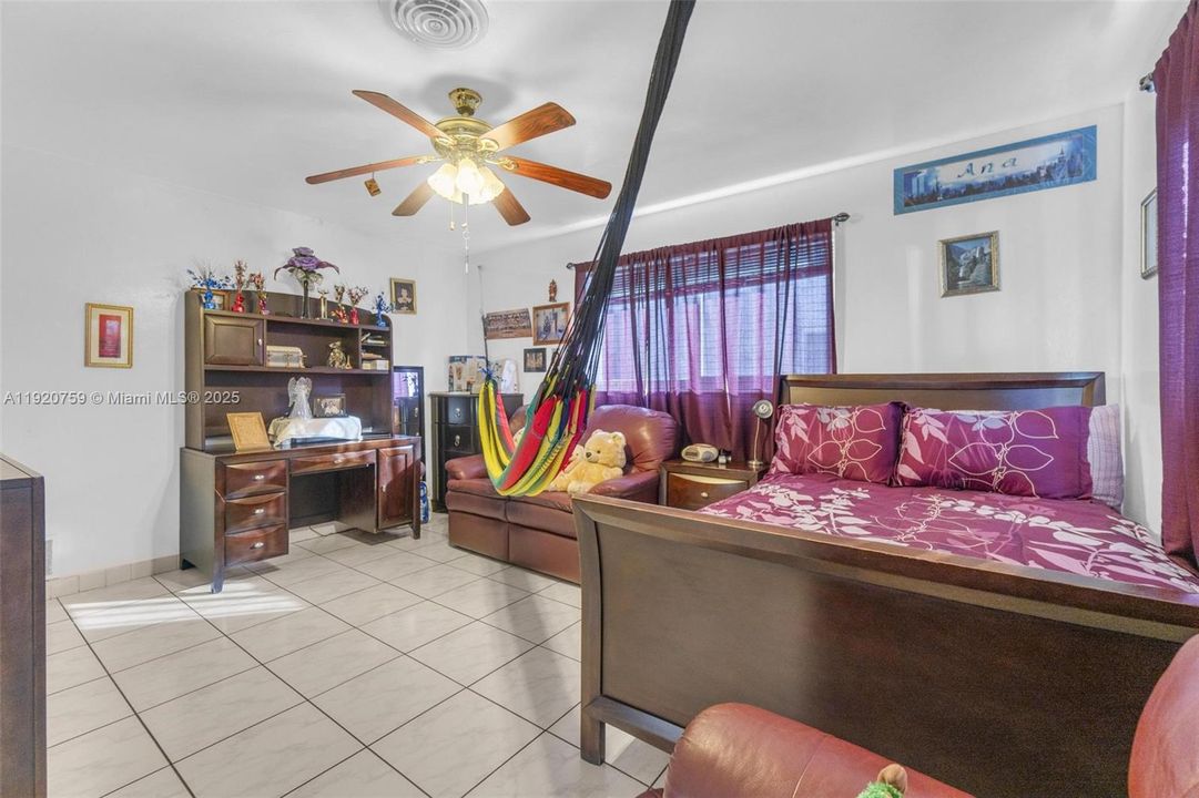 For Sale: $550,000 (2 beds, 2 baths, 1074 Square Feet)