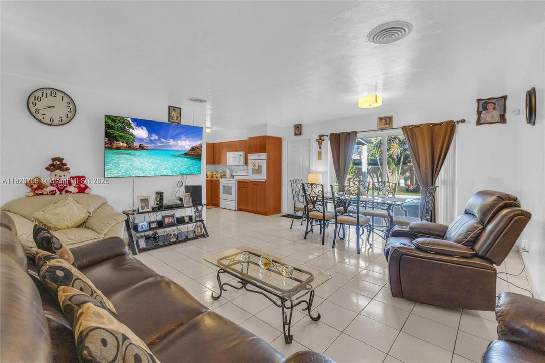 For Sale: $550,000 (2 beds, 2 baths, 1074 Square Feet)