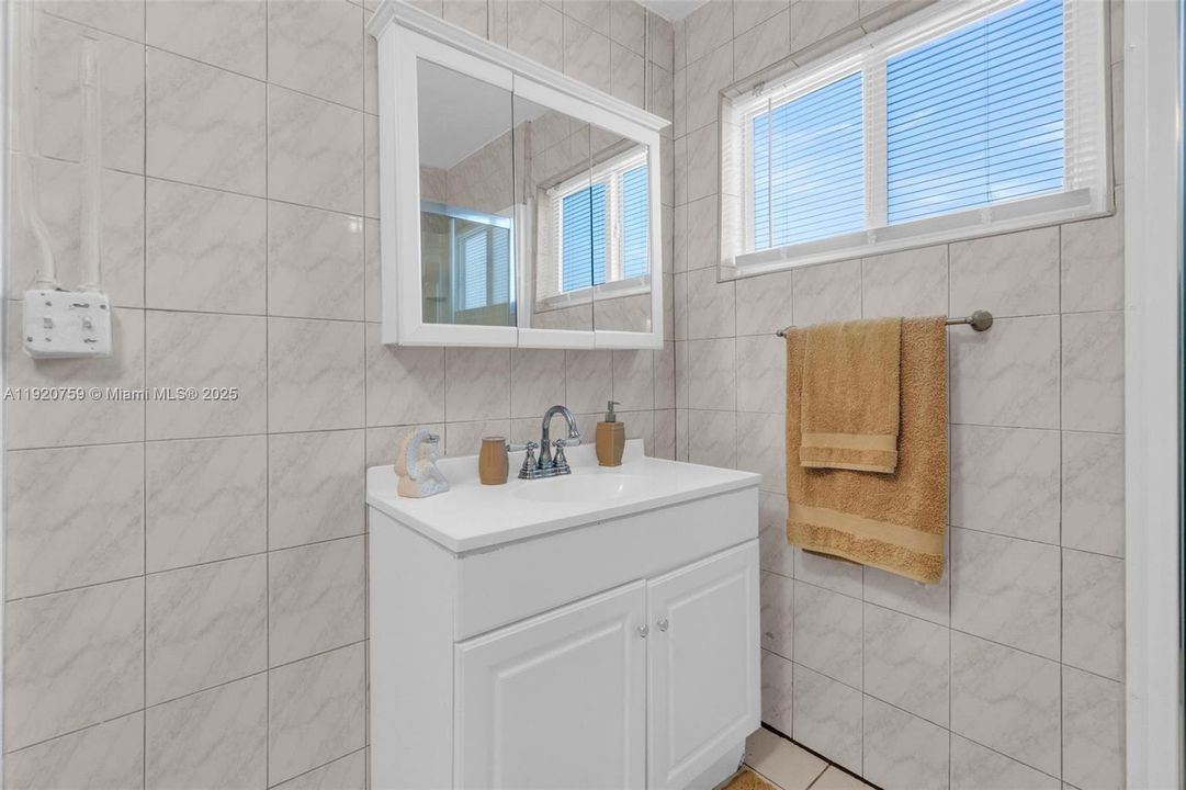 For Sale: $550,000 (2 beds, 2 baths, 1074 Square Feet)