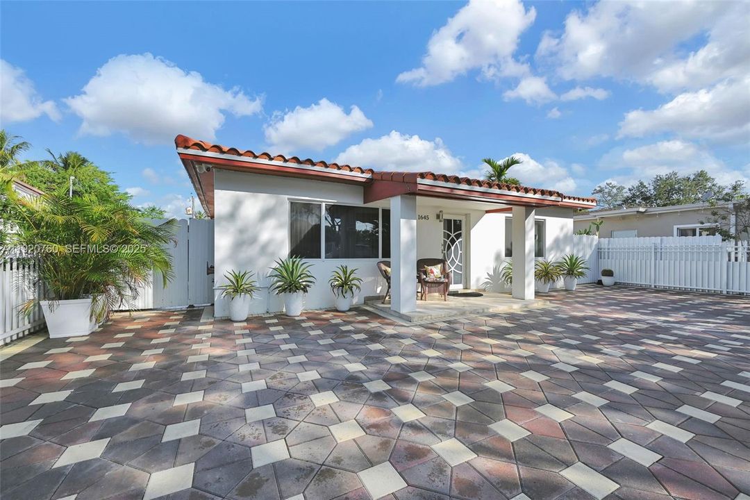 For Sale: $660,000 (3 beds, 2 baths, 1435 Square Feet)