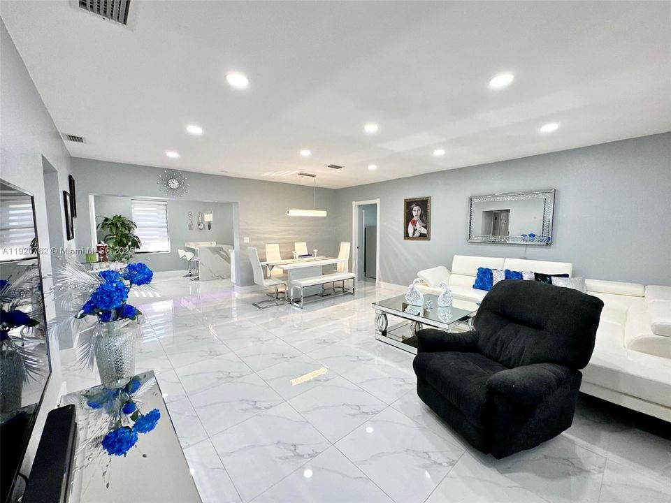 For Sale: $565,000 (2 beds, 2 baths, 1330 Square Feet)