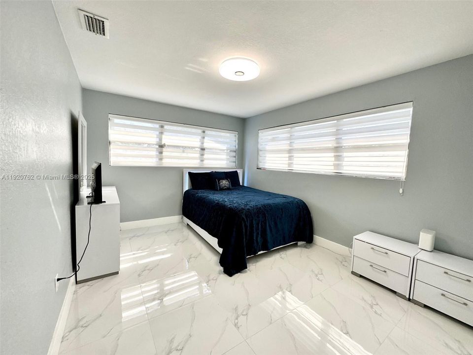 For Sale: $565,000 (2 beds, 2 baths, 1330 Square Feet)