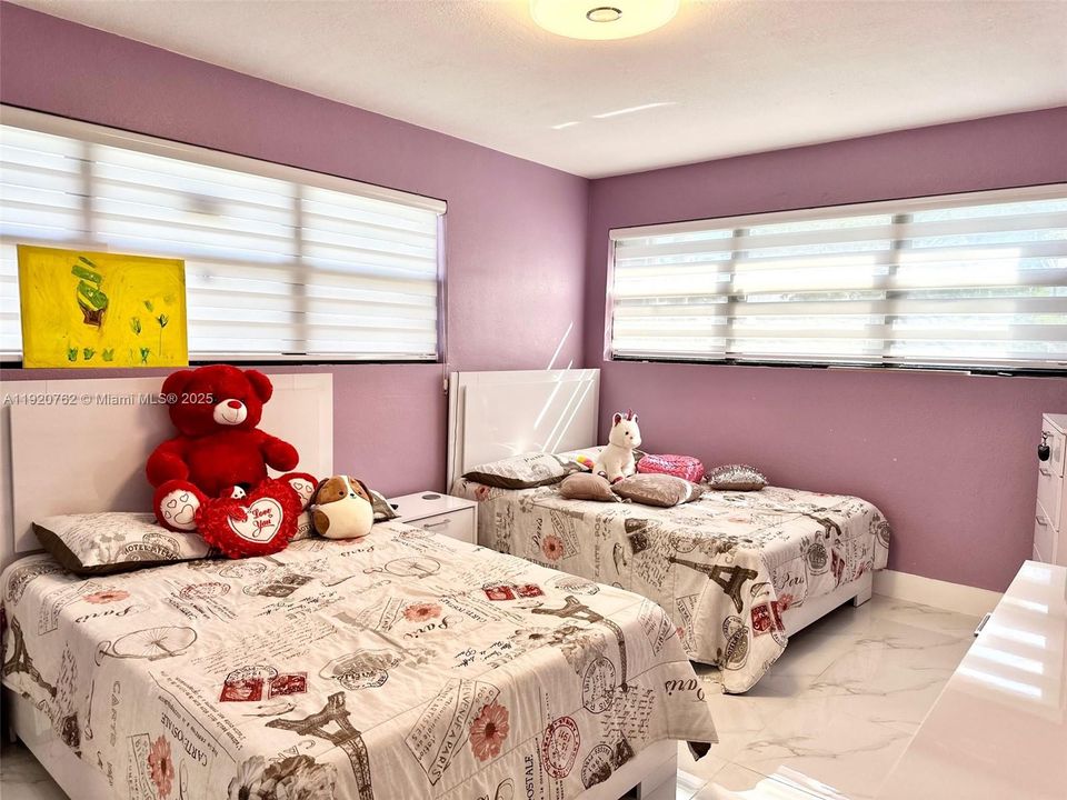 For Sale: $565,000 (2 beds, 2 baths, 1330 Square Feet)