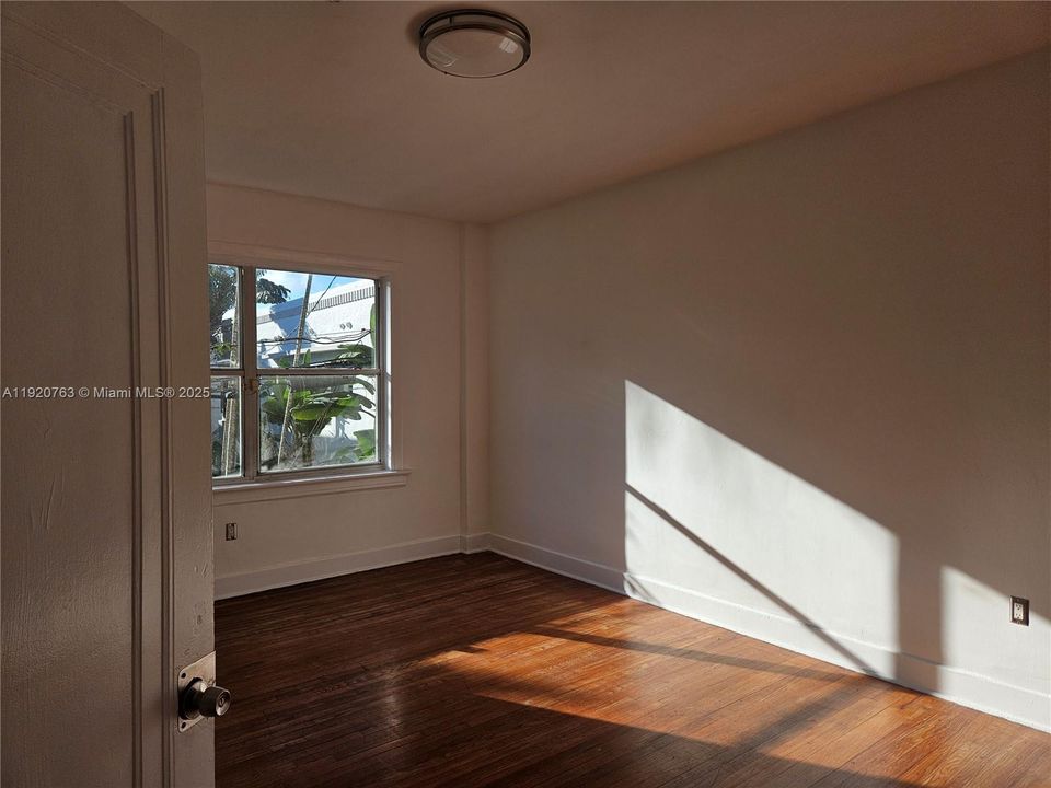 Active With Contract: $359,000 (2 beds, 2 baths, 1044 Square Feet)