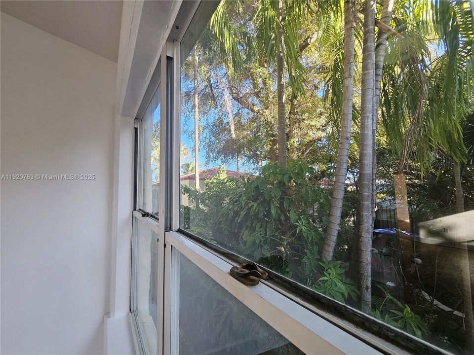 Active With Contract: $359,000 (2 beds, 2 baths, 1044 Square Feet)