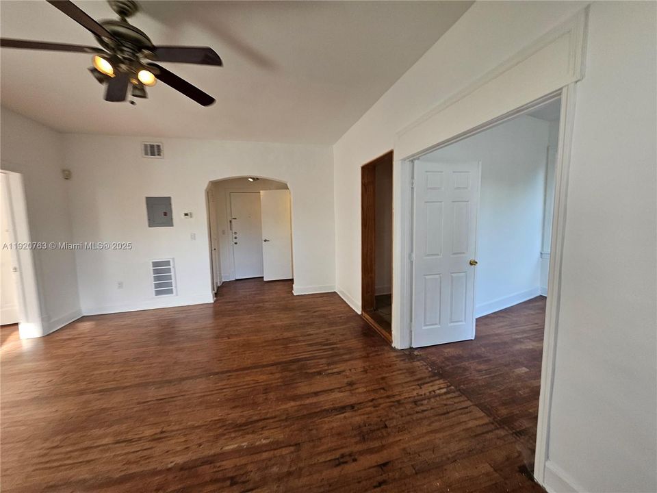 Active With Contract: $359,000 (2 beds, 2 baths, 1044 Square Feet)