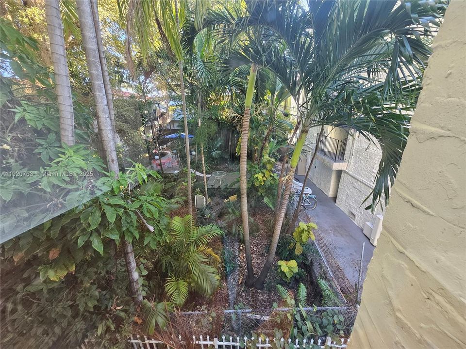 Active With Contract: $359,000 (2 beds, 2 baths, 1044 Square Feet)