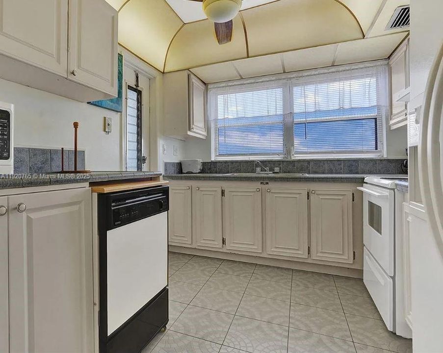 出租: $1,450 (1 贝兹, 1 浴室, 760 平方英尺)