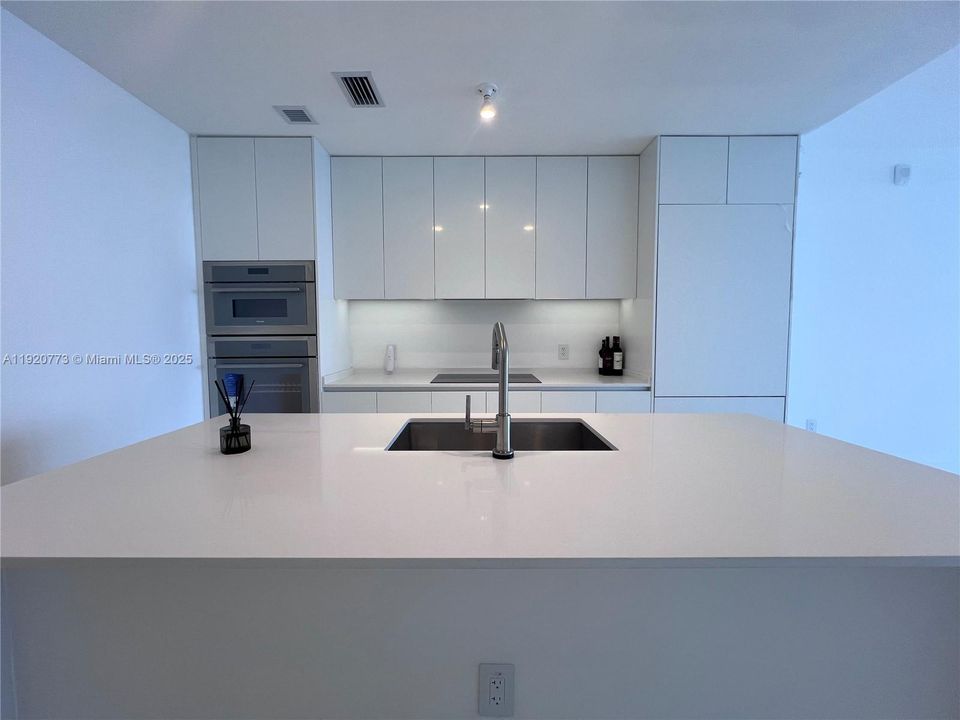 For Rent: $11,000 (3 beds, 3 baths, 1648 Square Feet)