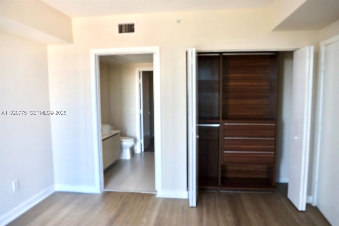 For Sale: $440,000 (1 beds, 1 baths, 672 Square Feet)