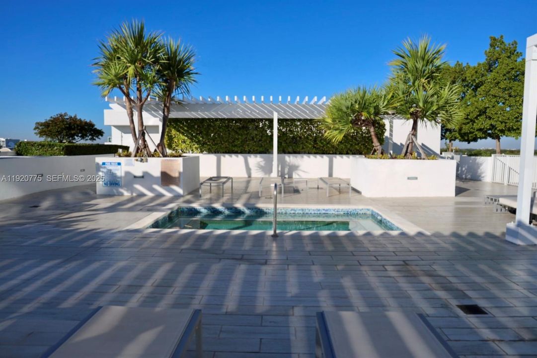 For Sale: $440,000 (1 beds, 1 baths, 672 Square Feet)