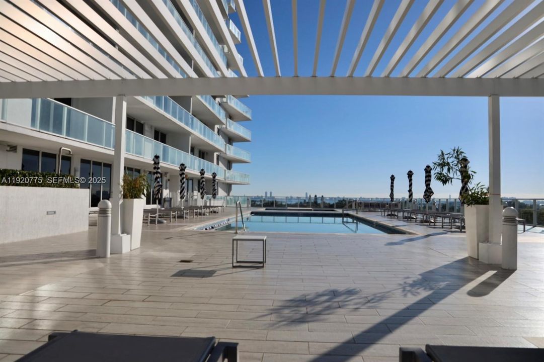 For Sale: $440,000 (1 beds, 1 baths, 672 Square Feet)