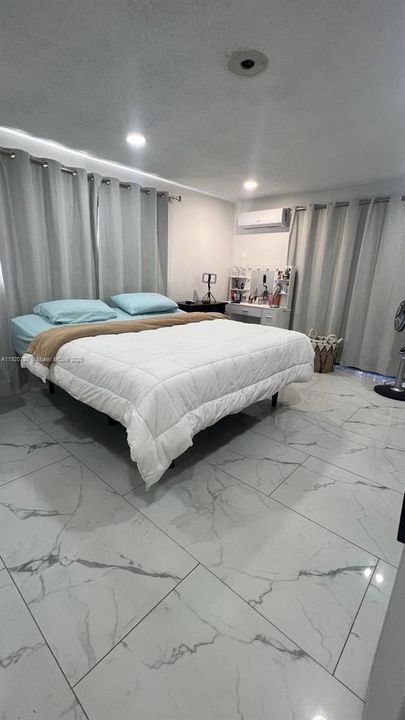 For Sale: $900,000 (3 beds, 2 baths, 1860 Square Feet)