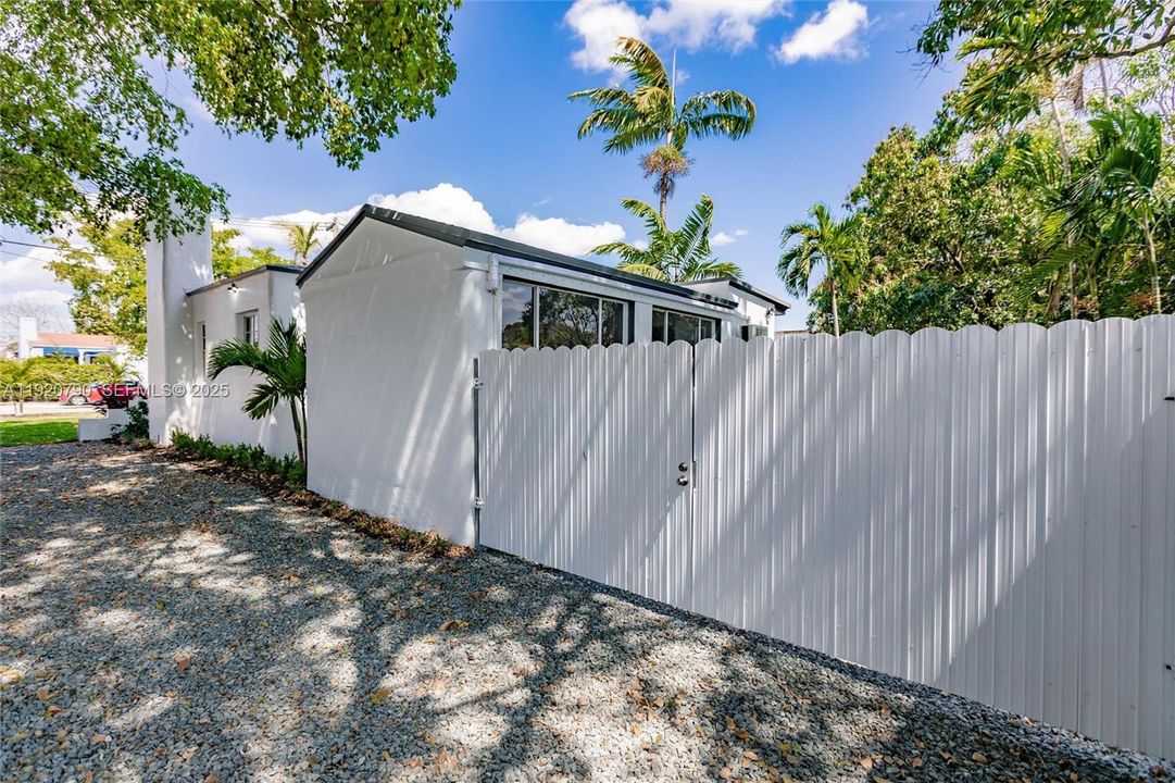 For Sale: $725,000 (3 beds, 2 baths, 1304 Square Feet)