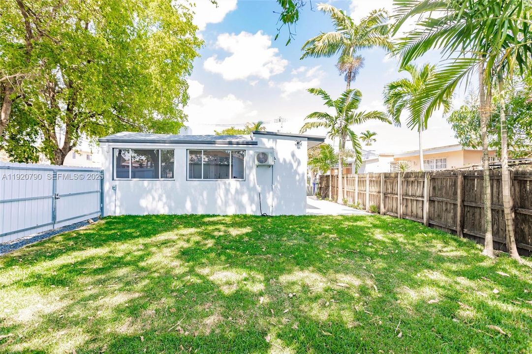 For Sale: $725,000 (3 beds, 2 baths, 1304 Square Feet)